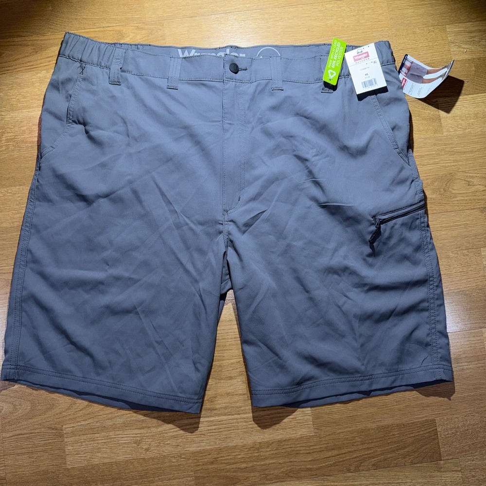 NWT Wrangler short Men's Sz 46 Comfort Flex Waistband Utility Relaxed Fit Gray